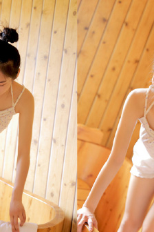 女孩子靠桌角蹭蹭可以嘛